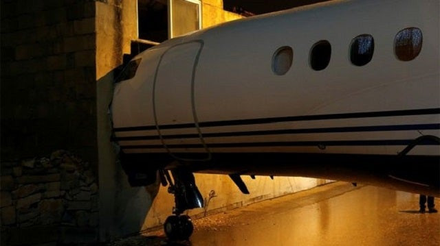 Αεροσκάφος παρασύρθηκε από τους θυελλώδεις ανέμους και «καρφώθηκε» σε κτίριο (φωτό)